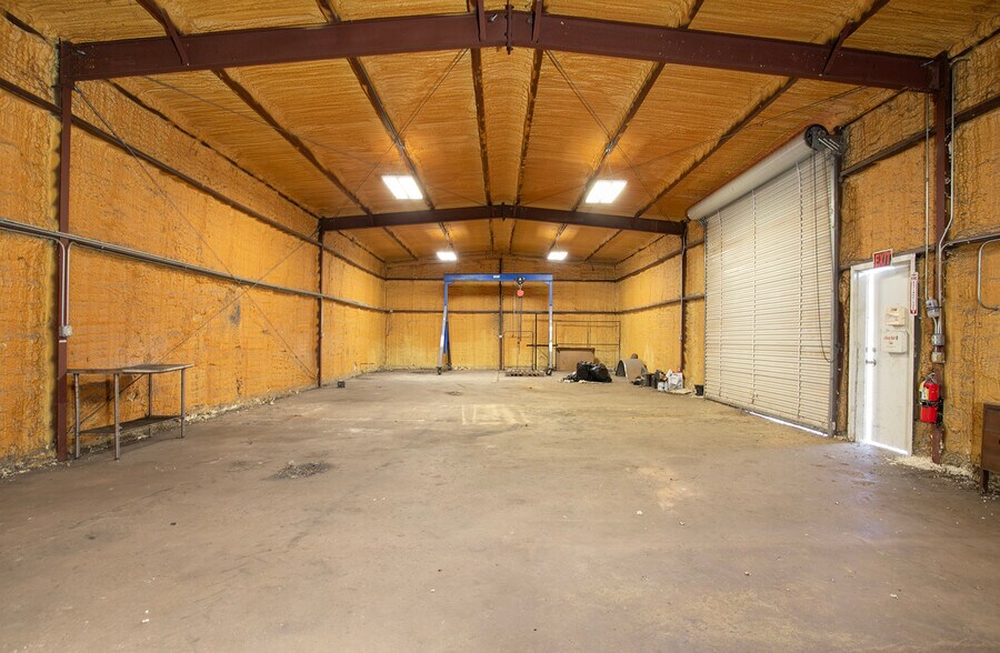 More Photos Of 5425 W Oak St, Palestine Flex For Lease