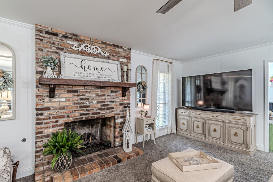 More Photos Of 2103 Taylor St, Waller Office For Sale