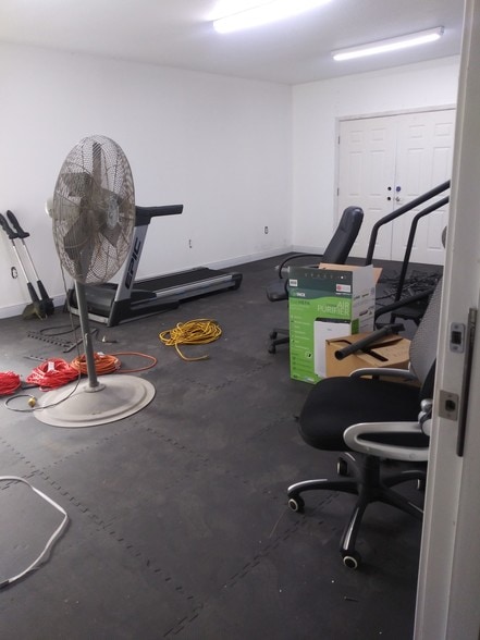 More Photos Of 5017 N Coolidge Dr, Tampa Warehouse For Sale