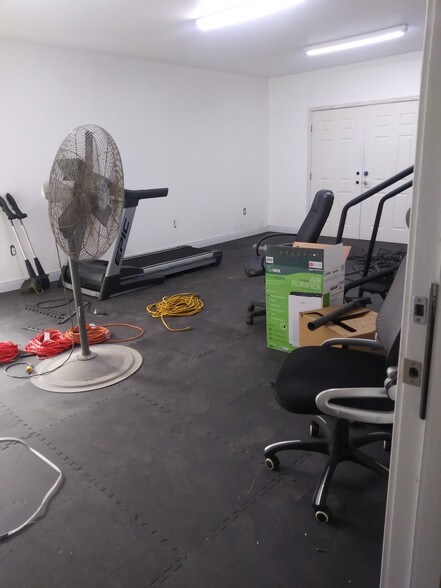 More Photos Of 5017 N Coolidge Dr, Tampa Warehouse For Lease