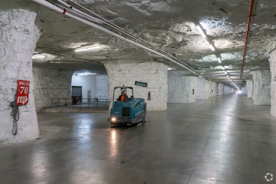 More Photos Of 1600 N State Route 291, Independence Warehouse For Lease