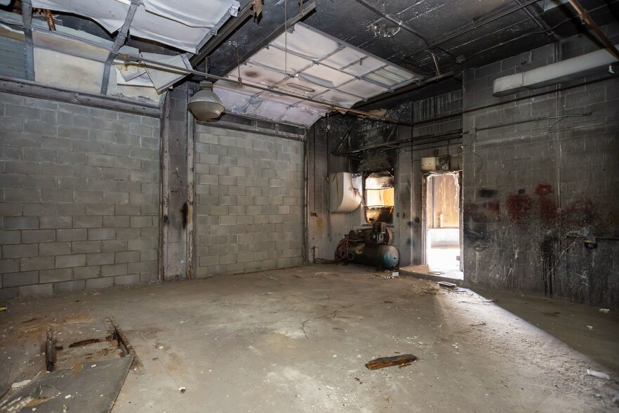 More Photos Of 19790 John R St, Detroit Auto Repair For Sale