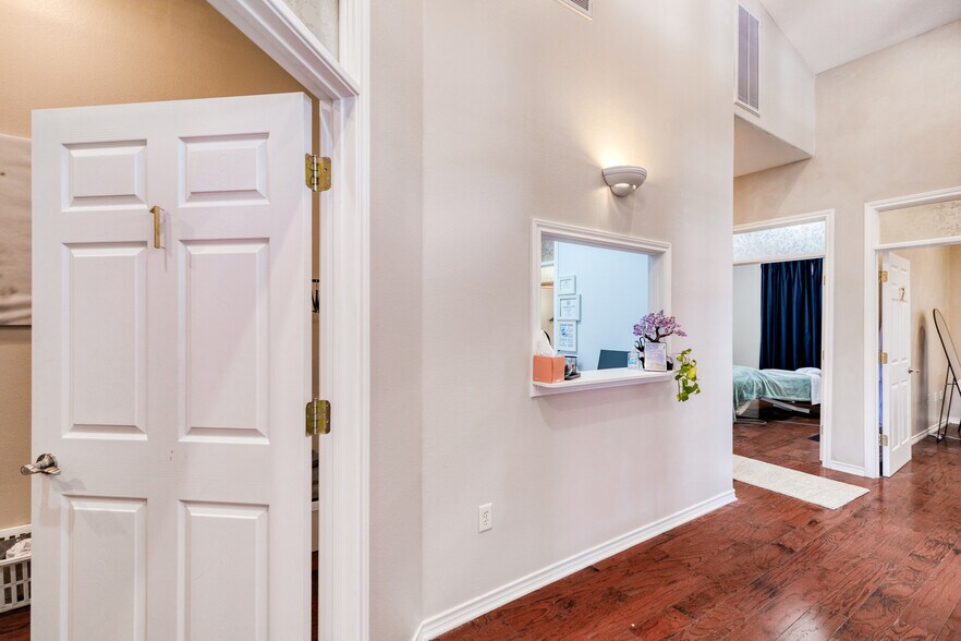 More Photos Of 12335 Hymeadow Dr, Austin Office For Sale