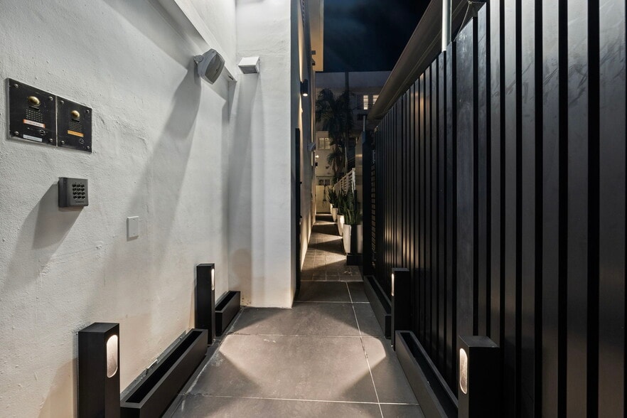 More Photos Of 124 11th St, Miami Beach Hotel For Sale