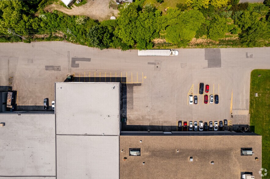 More Photos Of 2103-2167 Boul Dagenais O, Laval Warehouse For Lease