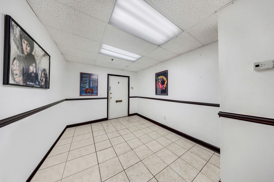 More Photos Of 7953-7967 NW 64th St, Miami Warehouse For Lease
