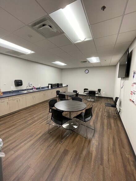 More Photos Of 3-17 Farrs Bridge Rd, Greenville General Retail For Lease