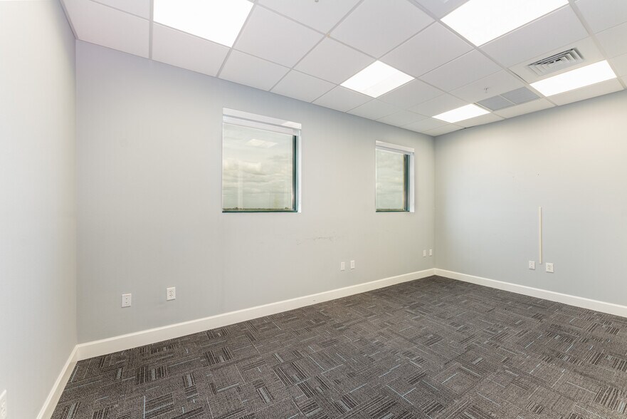 More Photos Of 1 S School Ave, Sarasota Medical For Lease