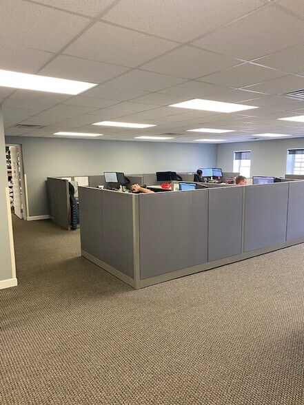 More Photos Of 1015-1025 W Wise Rd, Schaumburg Office For Sale