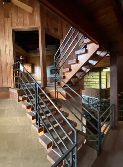 More Photos Of 60 Woods Rd, Tuxedo Park Loft Creative Space For Sale