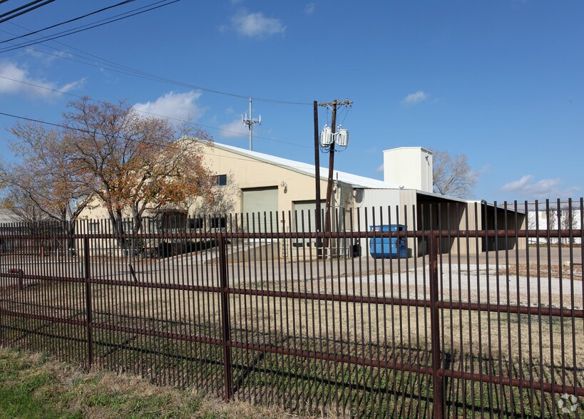 More Photos Of 8331 Hoyle Ave, Dallas Distribution For Sale