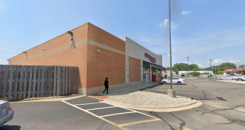 More Photos Of 841 Bloomington Rd, Champaign Drugstore For Lease