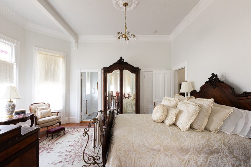 More Photos Of 11 E Main St, Winters Office Residential For Lease