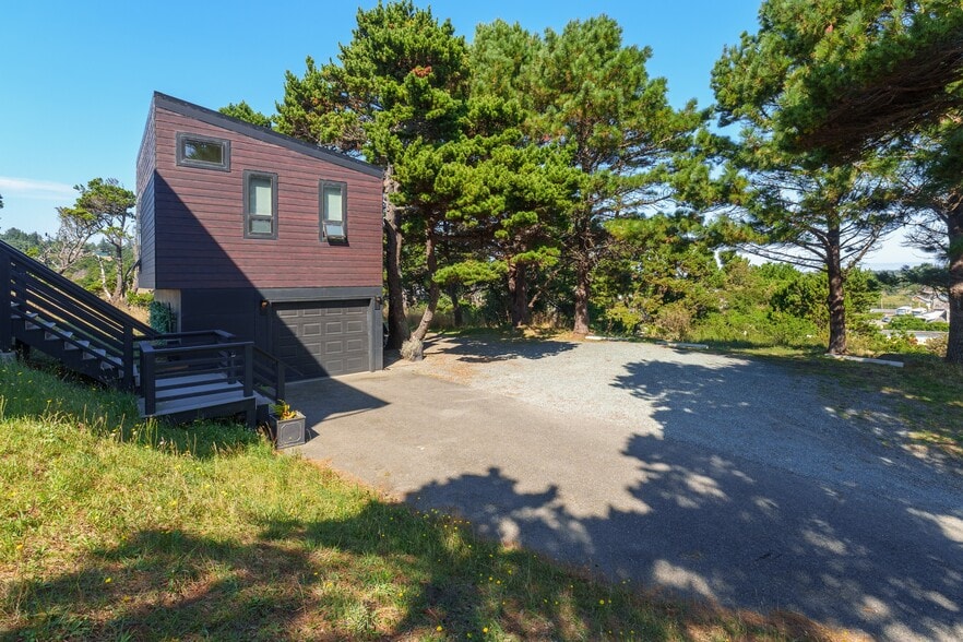 More Photos Of 409 Jackson St, Port Orford Specialty For Sale