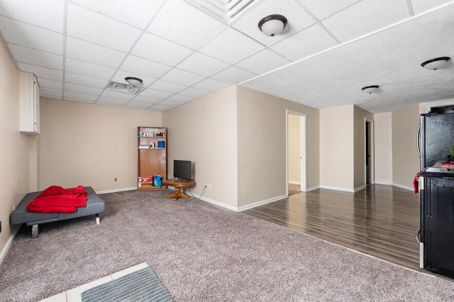 More Photos Of 614 E Streeter Ave, Muncie Office For Sale