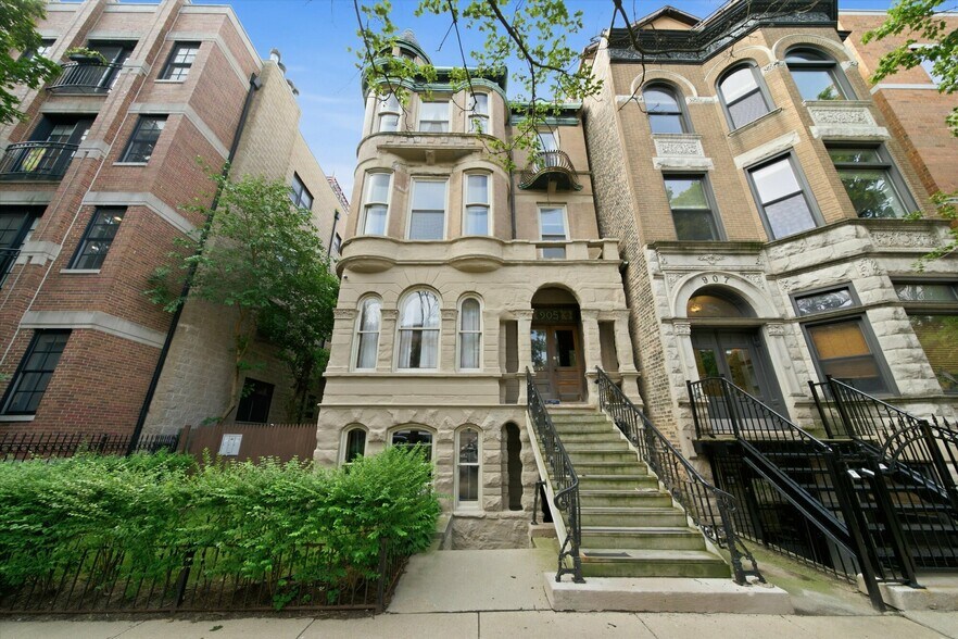 Primary Photo Of 905 W Fletcher St, Chicago Apartments For Sale