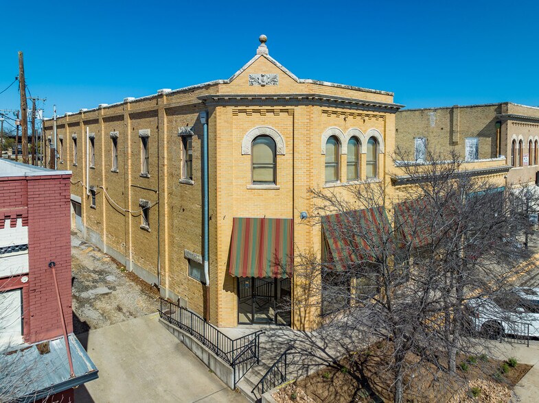 More Photos Of 113 E 3rd St, Taylor Storefront Retail Office For Lease