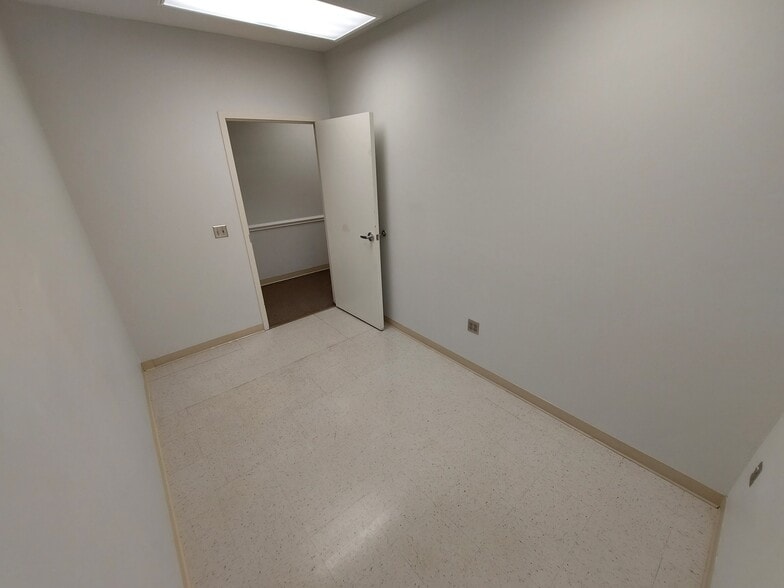 More Photos Of 5015 Southpark Dr, Durham Medical For Lease