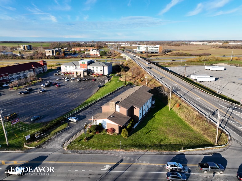 More Photos Of 301 Oak St, Batavia Hotel For Sale