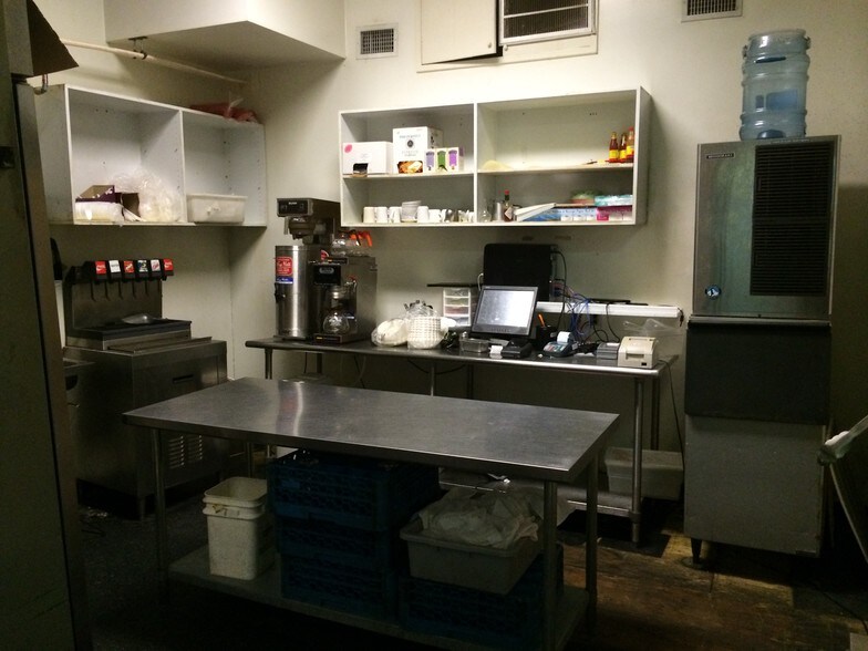 More Photos Of 128-130 N Ashley St, Valdosta General Retail For Sale