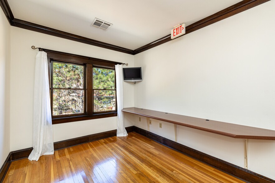 More Photos Of 717 W Riordan Rd, Flagstaff Storefront Retail Office For Sale