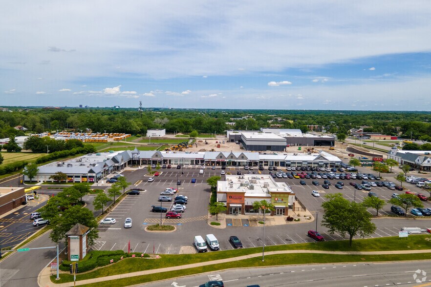 More Photos Of 1512 N Naper Blvd, Naperville General Retail For Lease