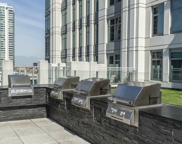 More Photos Of 555 W Kinzie St, Chicago Apartments For Lease