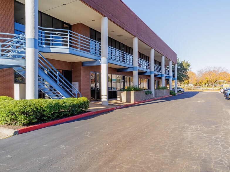 More Photos Of 2579 Western Trails Blvd, Austin Medical For Lease