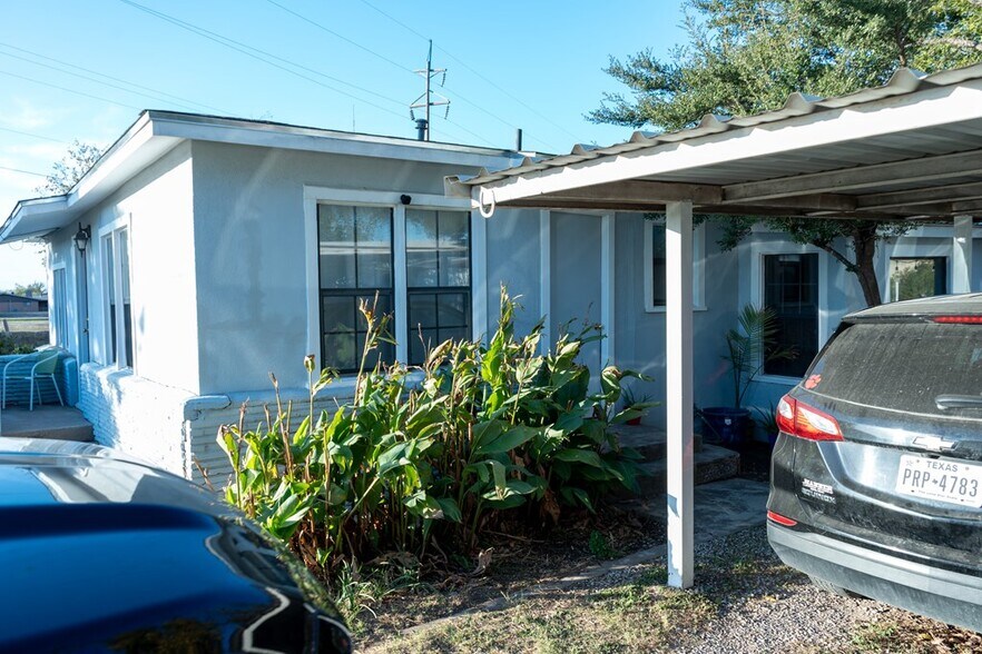 More Photos Of 111 S Hickory Hill Rd, Ballinger General Retail For Sale