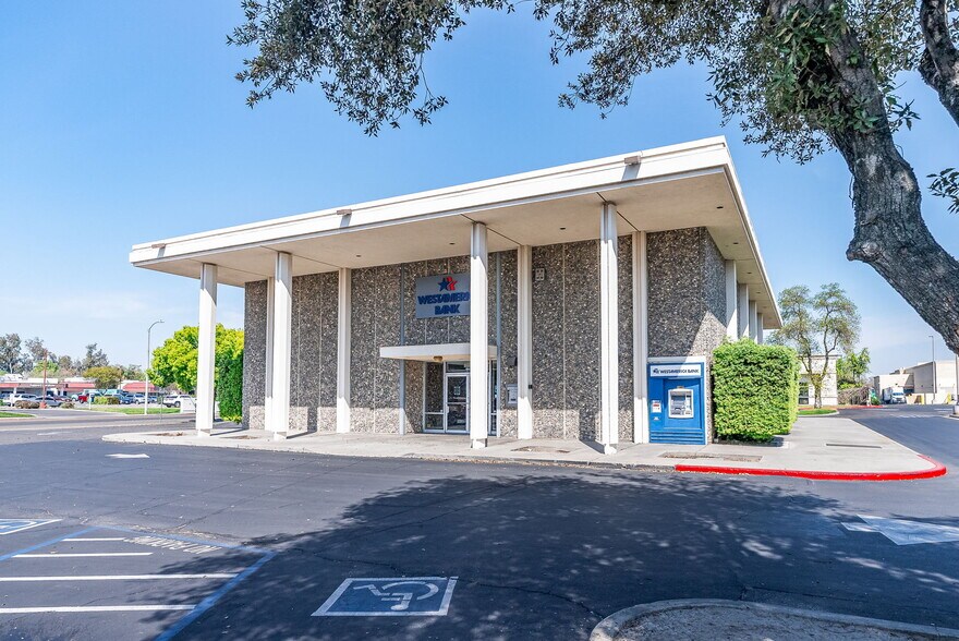 More Photos Of 890 W Lacey Blvd, Hanford Bank For Sale