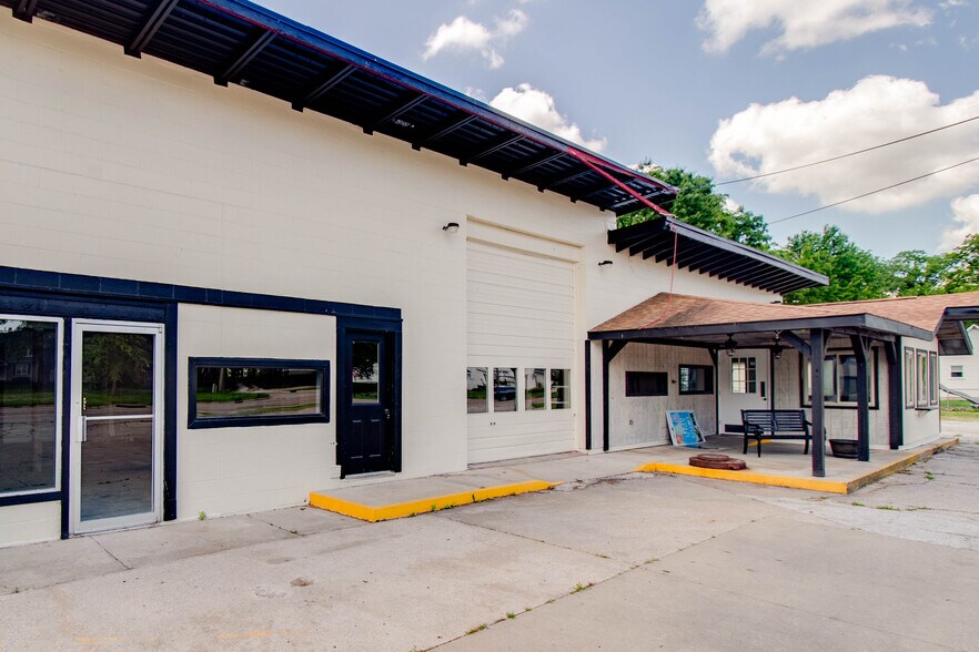 More Photos Of 406 W Carpenter St, Jerseyville Flex For Sale