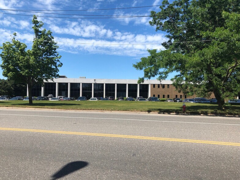 More Photos Of 270 Spagnoli Rd, Melville Office For Lease