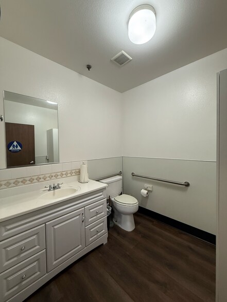 More Photos Of 14925 Paramount Blvd, Paramount Flex For Sale