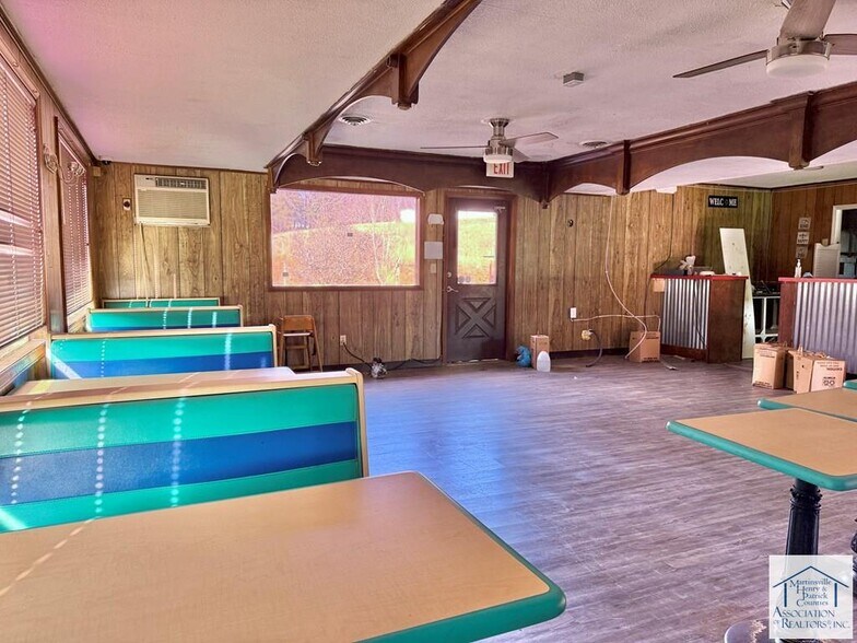 More Photos Of 82 Saddleridge Rd, Bassett Restaurant For Lease