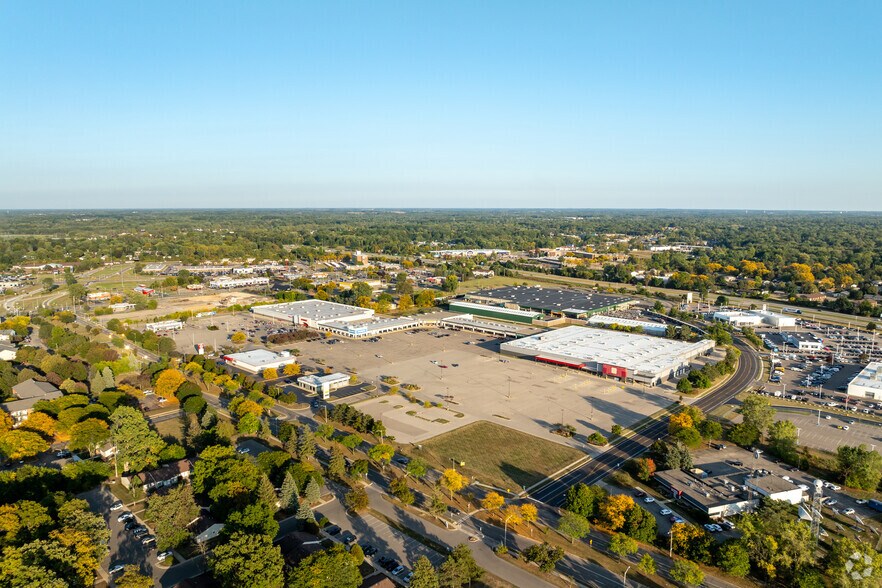 More Photos Of 438-462 E Edgewood Blvd & SEC American Rd & E Edgewood Blvd, Lansing Storefront For Lease