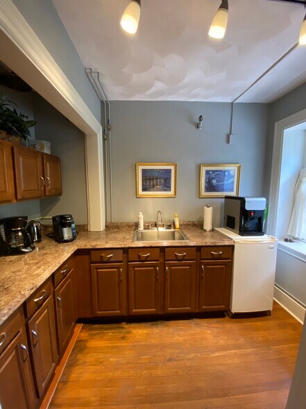 More Photos Of 202-204 Lafayette St, Salem Office Residential For Lease