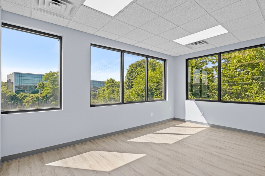 More Photos Of 160 Prosperous Pl, Lexington Medical For Sale