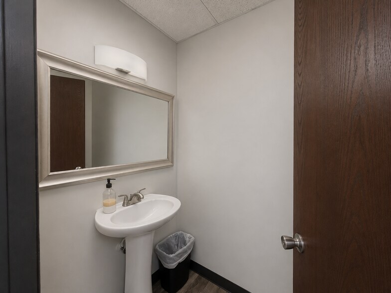 More Photos Of 3601 W Harry St, Wichita Flex For Lease