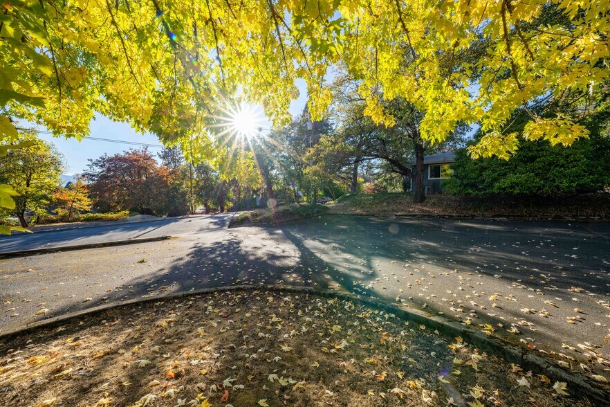 More Photos Of 700 NW Dimmick St, Grants Pass Specialty For Sale