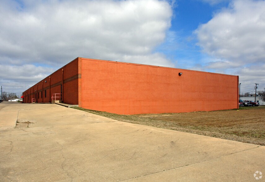 More Photos Of 2402 W Morton St, Denison Office For Lease