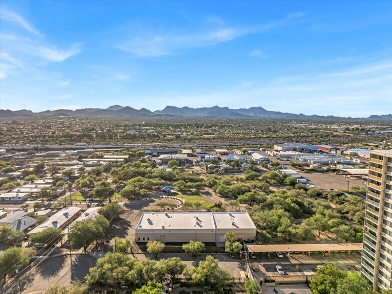 More Photos Of 1401 N Bailey Ln, Tucson Showroom For Sale