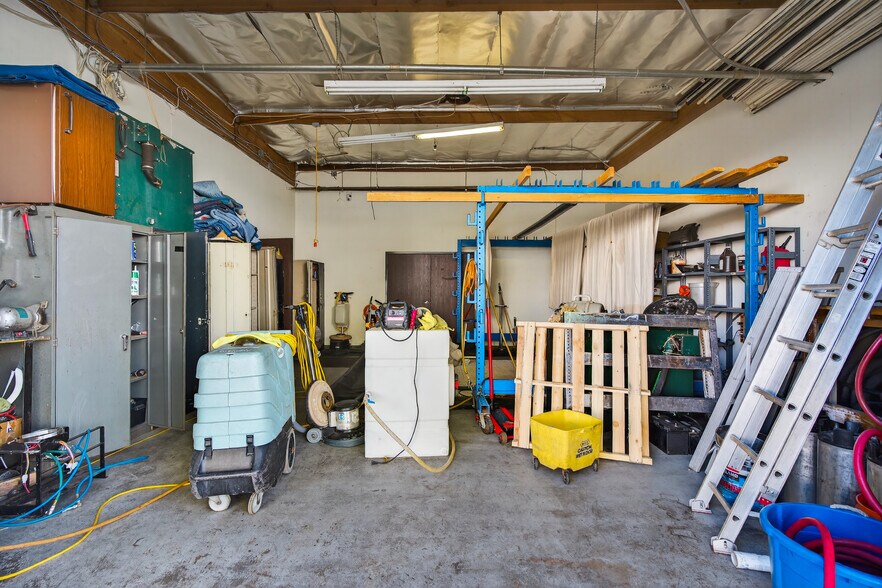 More Photos Of 8116-8144 Deering Ave, Canoga Park Warehouse For Lease