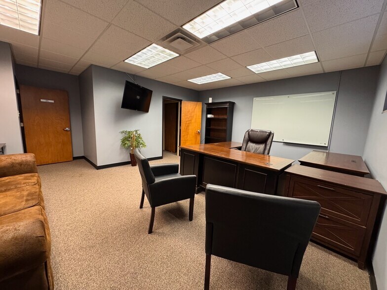 More Photos Of 4233 Roanoke Rd, Kansas City Office For Lease