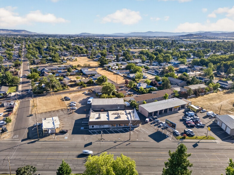 More Photos Of 2714 N Pacific Hwy, Medford Storefront Retail Office For Sale