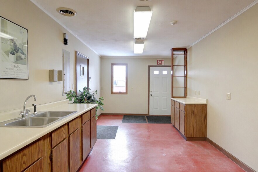 More Photos Of 762 Pre Emption Rd, Geneva Veterinarian Kennel For Sale