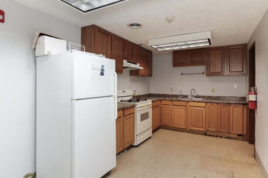 More Photos Of 106 Oak Creek Plz, Bloomington Warehouse For Lease