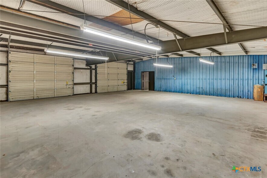 More Photos Of 306 N Wells St, Edna Office For Sale