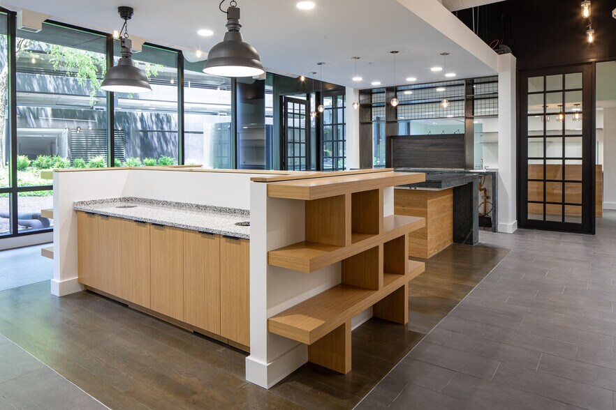 More Photos Of 2 Ravinia Dr, Atlanta Office For Lease