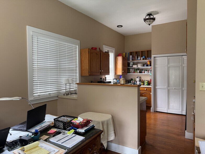 More Photos Of 209 W Bagdad Ave, Round Rock General Retail For Sale
