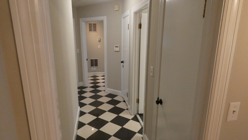 More Photos Of 2911 Middle Tennessee Blvd, Murfreesboro Office Residential For Lease